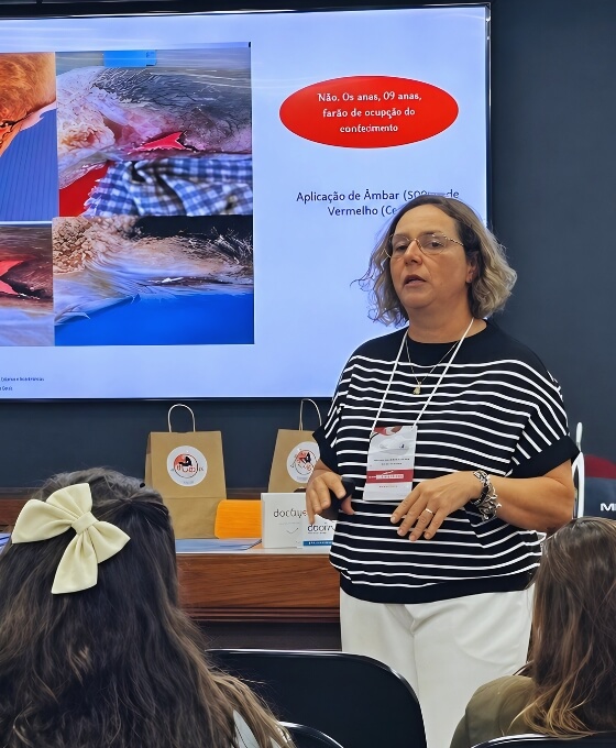 Dr. Antonieta Zabeu teaching a veterinary laser therapy training session